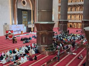 Melihat Suasana Masjid Istiqlal di Malam Takbiran
