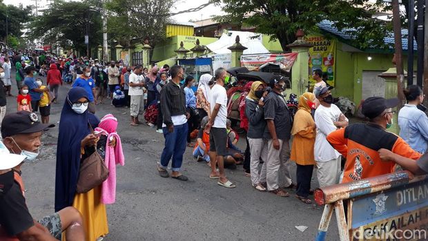 Suasana pembagian paket sembako Presiden Jokowi di Pasar Serangan, Kota Jogja, Minggu (1/5/2022) sore.