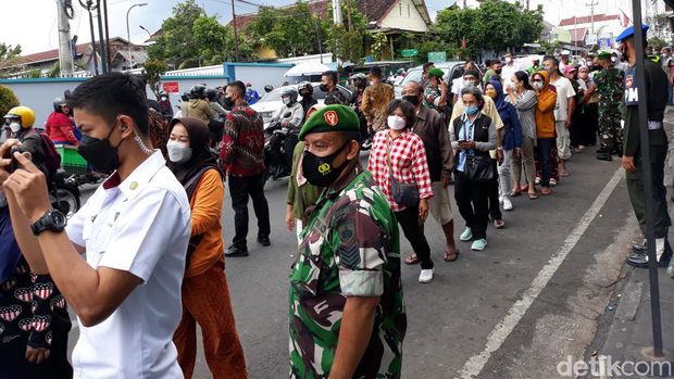 Suasana pembagian paket sembako Presiden Jokowi di Pasar Serangan, Kota Jogja, Minggu (1/5/2022) sore.
