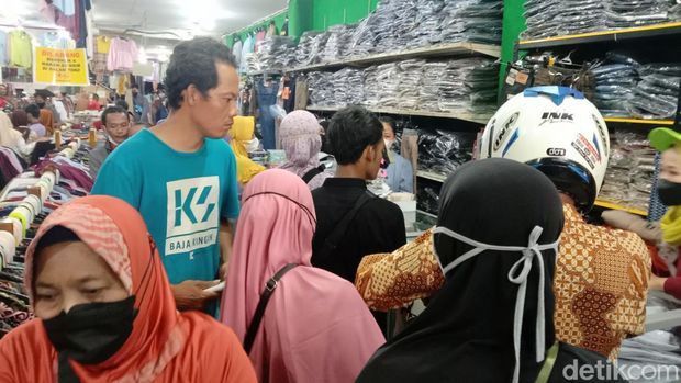 Suasana prepegan di pusat perbelanjaan Kutoarjo, Purworejo, Minggu (1/5/2022).