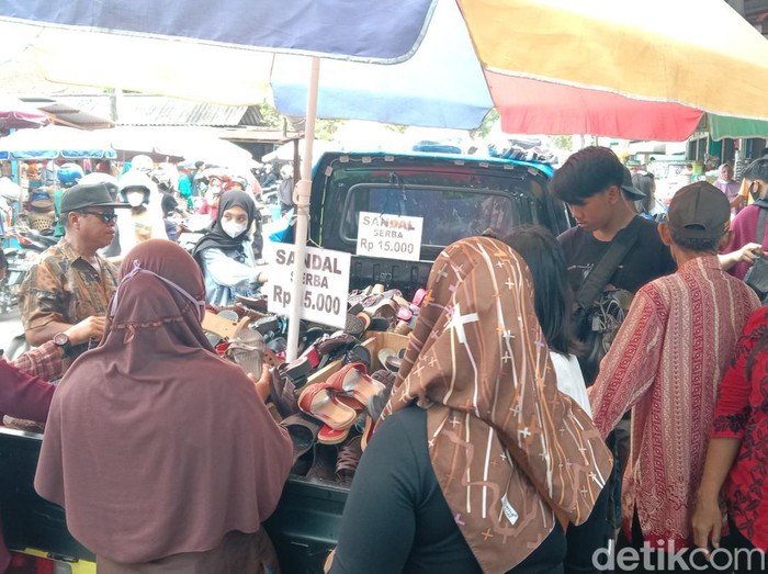 Suasana prepegan di pusat perbelanjaan Kutoarjo, Purworejo, Minggu (1/5/2022).