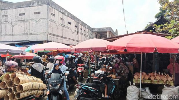 Suasana prepegan di pusat perbelanjaan Kutoarjo, Purworejo, Minggu (1/5/2022).
