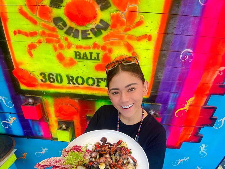 Gaya Asyik Thalita Latief Saat Ngopi dan Makan Kepiting Super Besar