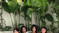 Bersama teman-temannya, Thalita juga sering kumpul dan membagikan momen kebersamaannya sambil makan. Seperti saat hangout di Bali ini. Good time, kata Thalita dalam keterangan fotonya.  Foto: Instagram @thalitalatief