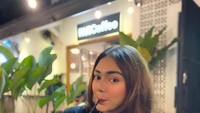 Thalita juga doyan minum es kopi susu kekinian. Momen minum kopinya ini beberapa kali dibagikan di Instagram. Sluuurp! Foto: Instagram @thalitalatief
