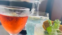 Wah segar banget nih tampilan tiga gelas minuman dingin yang warna-warni. Minuman ini jadi pilihan Thalita Latief saat hangout bareng teman-temannya di restoran Italia. Foto: Instagram @thalitalatief