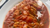 Wah pasta dengan saus berlimpah ini juga jadi salah satu makanan favorit Thalita. Ia menikmatinya bersama teman-teman sambil ngobrol seru. Makanan Italia tampaknya sukses membuat lidah Thalita ketagihan.  Foto: Instagram @thalitalatief