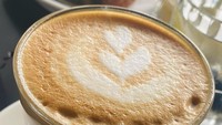 Thalita juga penggemar berat kopi. Segelas cafe latte hangat dengan latte art di atasnya ini siap jadi teman santai Thalita.  Foto: Instagram @thalitalatief