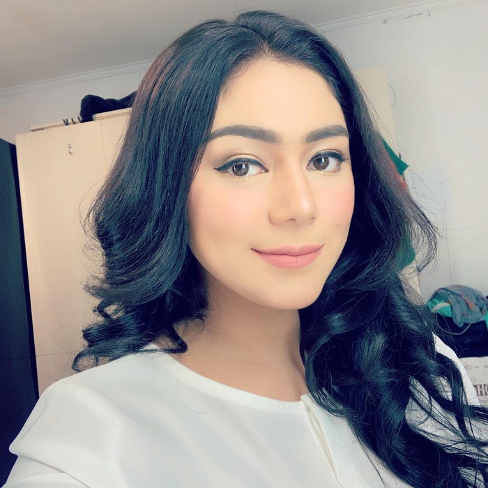 Thalita Latief Saat Ngopi dan Makan Kepiting Thalita Latief Saat Ngopi dan Makan Kepiting