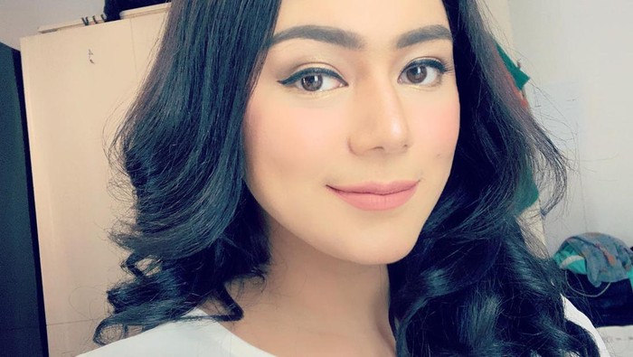 Thalita Latief Saat Ngopi dan Makan Kepiting