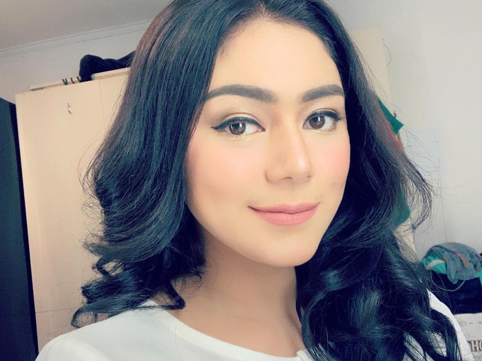 Thalita Latief Saat Ngopi dan Makan Kepiting
