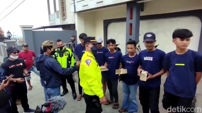 Tim ganjal di jalur tengkorak tanjakan Andir Garut.