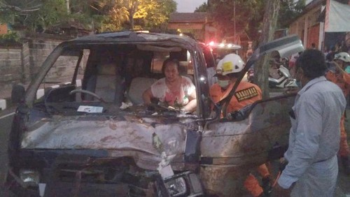 Tim SAR Karangasem saat mengevakuasi korban yang terjepit