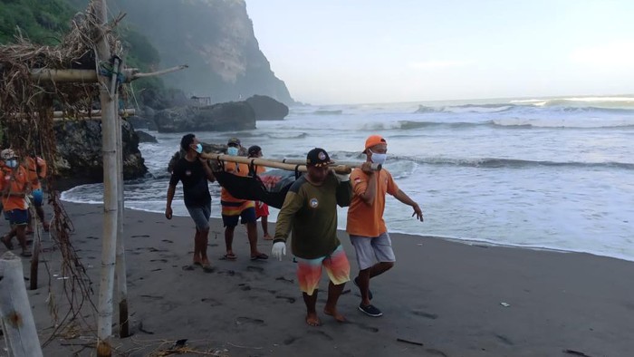 Tim SAR Satlinmas Wilayah III Bantul mengevakuasi mayat pria di Pantai Parangndok, kawasan Parangtritis, Bantul, DIY, Minggu (1/5//2022).