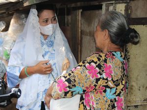 Bagi Sembako, Titiek Soeharto: Di Balik Pagar Rumah Mewah Ada yang Hidup Miskin