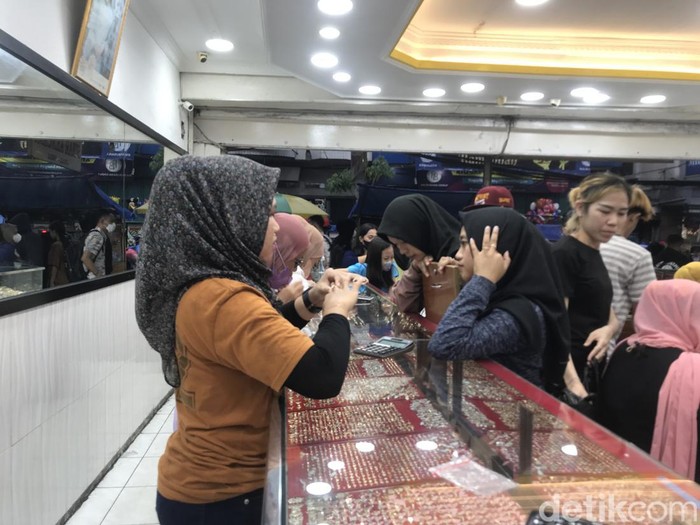 Toko emas di Sukabumi ramai emak-emak yang membeli emas untuk Lebaran.