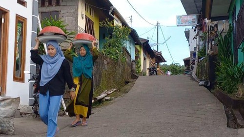 Suasana tradisi ngejot di kampung Muslim Pegayaman, Kecamatan Sukasada, Buleleng menyambut Idul Fitri.