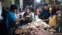 Selain daging sapi, juga daging ayam menjadi buruan warga untuk kebutuhan menu lauk makan pada perayaan Lebaran. Harga daging ayam di pasar Boyolali Rp 43 ribu per kilogram.