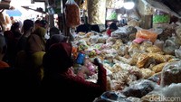 Sejumlah warga berbelanja kue untuk hidangan Lebaran.