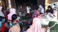 Jasa penggilingan daging juga sampai antre. Masyarakat menggilin daging untuk dibuat bakso.