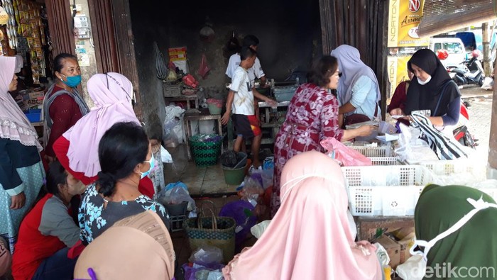 Tradisi Unik Jelang Lebaran, Prepegan di Pasar Boyolali Satu hari menjelang Hari Raya Idul Fitri, sejumlah pasar di Boyolali mengalami prepegan. Banyak warga di Kota Susu itu mendatangi pasar-pasar tradisional untuk berbelanja kebutuhan Lebaran, Minggu, 1/5/2022.