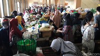 Pada saat prepegan, jumlah pedagang pun naik sebanding dengan banyaknya jumlah pembeli. Di prepegan ini banyak sekali pedagang musiman yang hanya aktif pada momen-momen tertentu. Pada hari biasa mereka beraktifitas sebagai petani dan buruh.