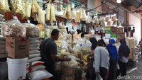 Selain daging, kios kebutuhan kue untuk lebaran juga terpantau ramai pengunjung.
