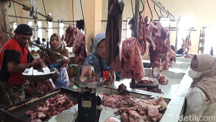 Satu hari menjelang Hari Raya Idul Fitri, sejumlah pasar di Boyolali mengalami prepegan. Banyak warga di Kota Susu itu mendatangi pasar-pasar tradisional untuk berbelanja kebutuhan Lebaran, Minggu, 1/5/2022.