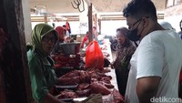 Warga berbelanja daging sapi. H-1 Lebaran, harga daging sapi di Pasar Boyolali kota dan Pasar Sunggingan berkisar Rp 140 ribu - Rp 150 ribu per kilogram.