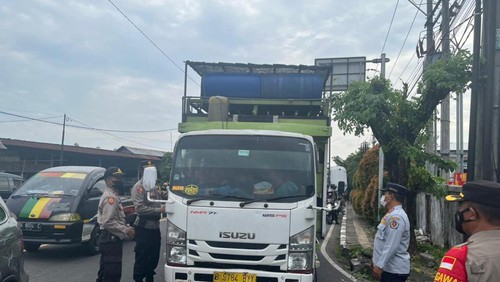 Satgas Ops Ketupat Agung 2022 Polresta Denpasar memeriksa dan membatasai sementara Operasional angkutan logistik non kebutuhan primer
