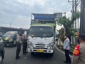 Truk Angkut Kebutuhan Non Primer menuju Jawa Diparkirkan di Denpasar