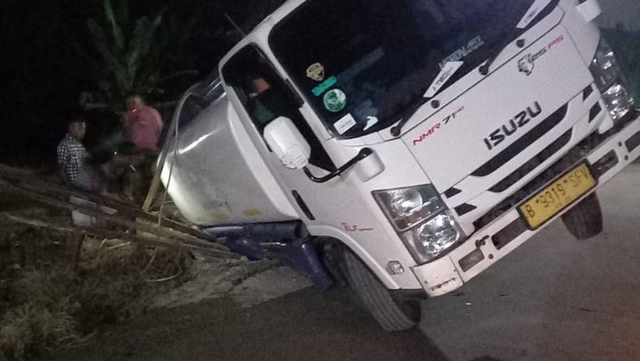 Truk Tangki Air yang Kejeblos di Jembatan Parung Bogor
