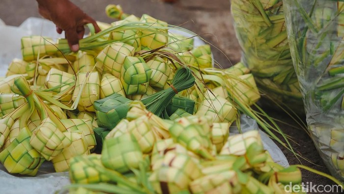 Tumpah Ruah Pedagang Kulit Ketupat Jelang Lebaran Sejumlah pedagang ketupat menjajakan barang dagangannya di kawasan Pasar Kebayoran Lama, Jakarta, Minggu (1/5/2022). Menjelang hari raya Idul Fitri 1443 H yang diperkirakan akan jatuh pada Senin (2/5) esok, pedagang sarung ketupat ramai terlihat di kawasan Pasar Kebayoran Lama.