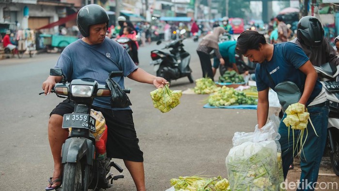 Tumpah Ruah Pedagang Kulit Ketupat Jelang Lebaran Sejumlah pedagang ketupat menjajakan barang dagangannya di kawasan Pasar Kebayoran Lama, Jakarta, Minggu (1/5/2022). Menjelang hari raya Idul Fitri 1443 H yang diperkirakan akan jatuh pada Senin (2/5) esok, pedagang sarung ketupat ramai terlihat di kawasan Pasar Kebayoran Lama.