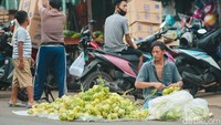 Menjelang hari raya Idul Fitri 1443 H yang diperkirakan akan jatuh pada Senin (2/5) esok, pedagang kulit ketupat ramai terlihat di kawasan Pasar Kebayoran Lama.