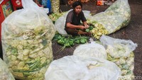 Diperkirakan para pedagang, para pembeli akan terus berdatangan hingga sore hari.
