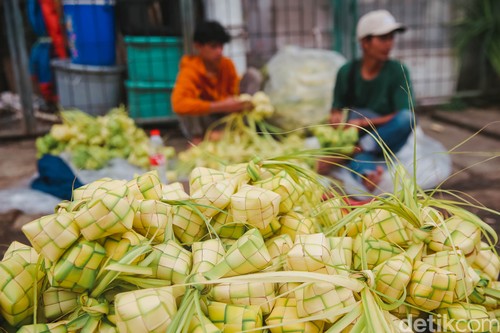Sejumlah pedagang ketupat menjajakan barang dagangannya di kawasan Pasar Kebayoran Lama, Jakarta, Minggu (1/5/2022). Menjelang hari raya Idul Fitri 1443 H yang diperkirakan akan jatuh pada Senin (2/5) esok, pedagang sarung ketupat ramai terlihat di kawasan Pasar Kebayoran Lama.
