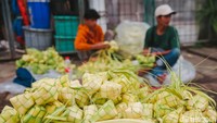 Kulit ketupat tersebut dijual dengan harga Rp8 ribu per 10 buah.