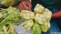 Bungkus atau kulit ketupat dibuat dari anyaman daun kelapa. Sementara itu, ketupatnya sendiri berbahan dasar beras.