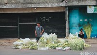 Pedagang kulit ketupat berjualan sampai ke jalanan di pasar Kebayoran Lama.