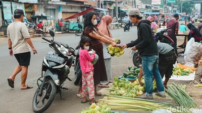 Tumpah Ruah Pedagang Kulit Ketupat Jelang Lebaran