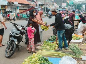 Tumpah Ruah Pedagang Kulit Ketupat Jelang Lebaran