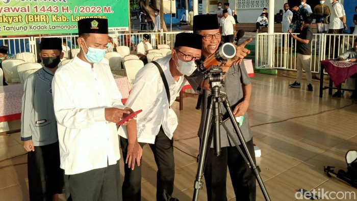 Upaya melihat hilal di Tanjung Kodok, Lamongan.