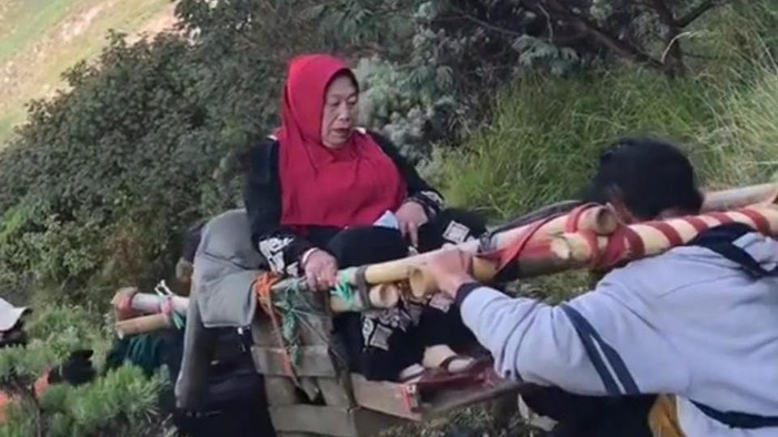 Viral Mbok Yem ditandu turun Gunung Lawu Viral Mbok Yem ditandu turun Gunung Lawu