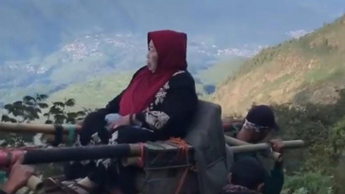 Viral Mbok Yem ditandu turun Gunung Lawu
