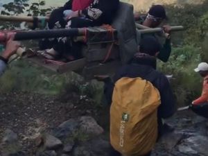Detik-detik Mbok Yem Pemilik Warung Puncak Lawu Ditandu Turun untuk Mudik
