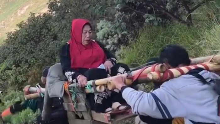 Viral Mbok Yem ditandu turun Gunung Lawu