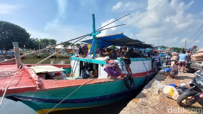 Warga Gili Mandangin Sampang Mudik naik perahu dari Tanjung Tembaga, Probolinggo.