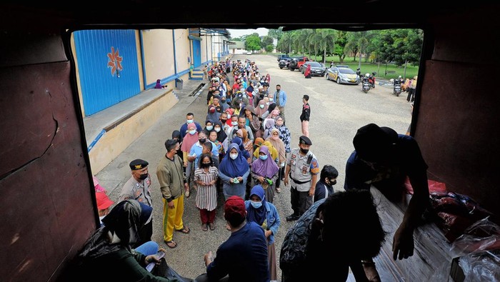 Warga Jambi Antre Panjang Demi Daging Murah Pekerja melayani warga yang mengantre untuk membeli daging kerbau beku di Pasar Murah Perum Bulog Kanwil Jambi dan TPID Kota Jambi, Pasir Putih, Jambi, Minggu (1/5/2022). Pasar murah yang menjual daging kerbau beku Rp80 ribu per kilogram tersebut disambut antusias oleh warga. ANTARA FOTO/Wahdi Septiawan/wsj.