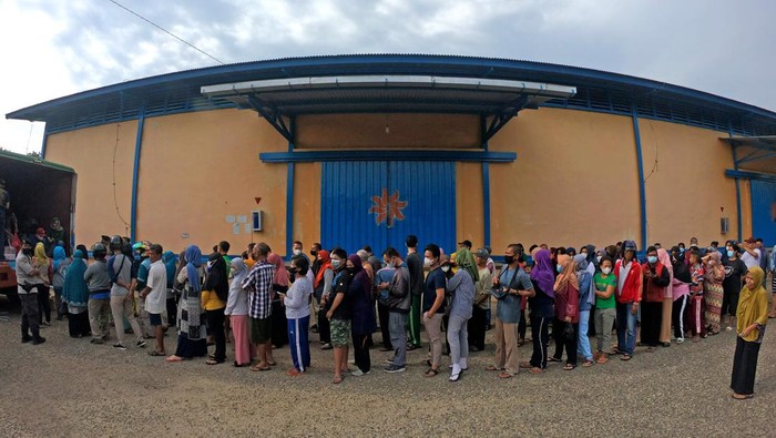 Pekerja melayani warga yang mengantre untuk membeli daging kerbau beku di Pasar Murah Perum Bulog Kanwil Jambi dan TPID Kota Jambi, Pasir Putih, Jambi, Minggu (1/5/2022). Pasar murah yang menjual daging kerbau beku Rp80 ribu per kilogram tersebut disambut antusias oleh warga. ANTARA FOTO/Wahdi Septiawan/wsj.